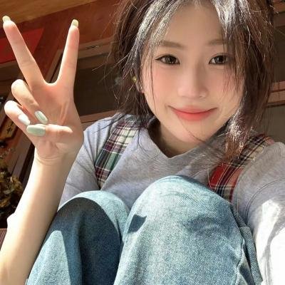 出墙红杏两家春